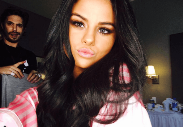 Pero no es la primera vez que lo hace, ya que la guapa cantante ha puesto un toque de color en sus ojos para resaltar sus más sensuales atuendos.