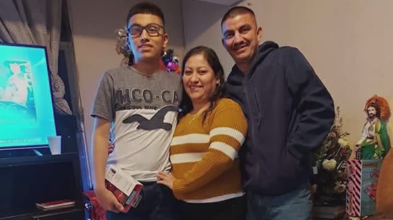 "Llorábamos de tristeza; ahora, de alegría": La deportación de los padres de Kevin González