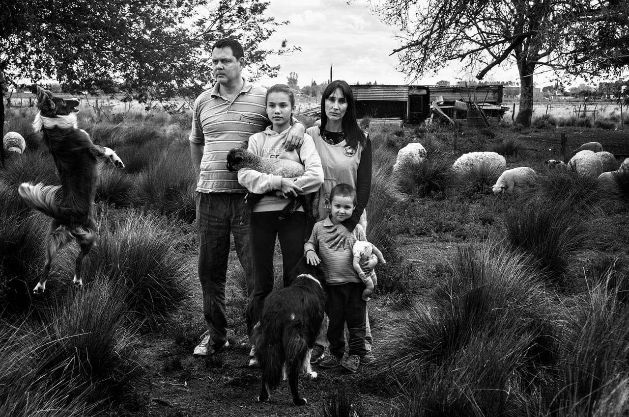 Edgar Fontanellaz y su familia viven en Firmat, un pequeño pueblo de la provincia de Santa Fe donde los campos son cultivados con soja transgénica. Edgar denunció decenas de veces a las autoridades las múltiples fumigaciones a las que su familia estaba expuesta. Fue amenazado y le dispararon dos veces. Sus hijos sufren de pérdida auditiva y Edgar piensa que esto se debe a la exposición múltiple a los químicos.
