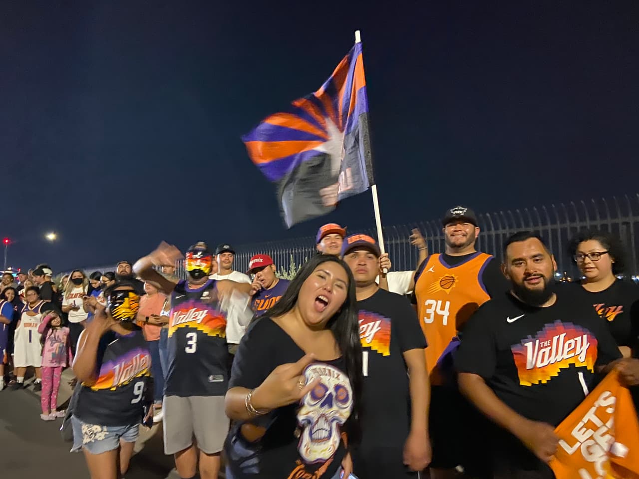 Un grupo de seguidores esperan la llegada de los Suns al Aeropuerto de Phoenix.
