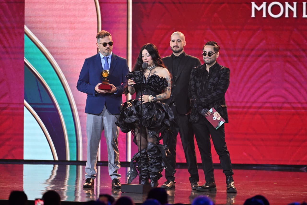 Mon Laferte durante la Premiere de los Latin GRAMMY.