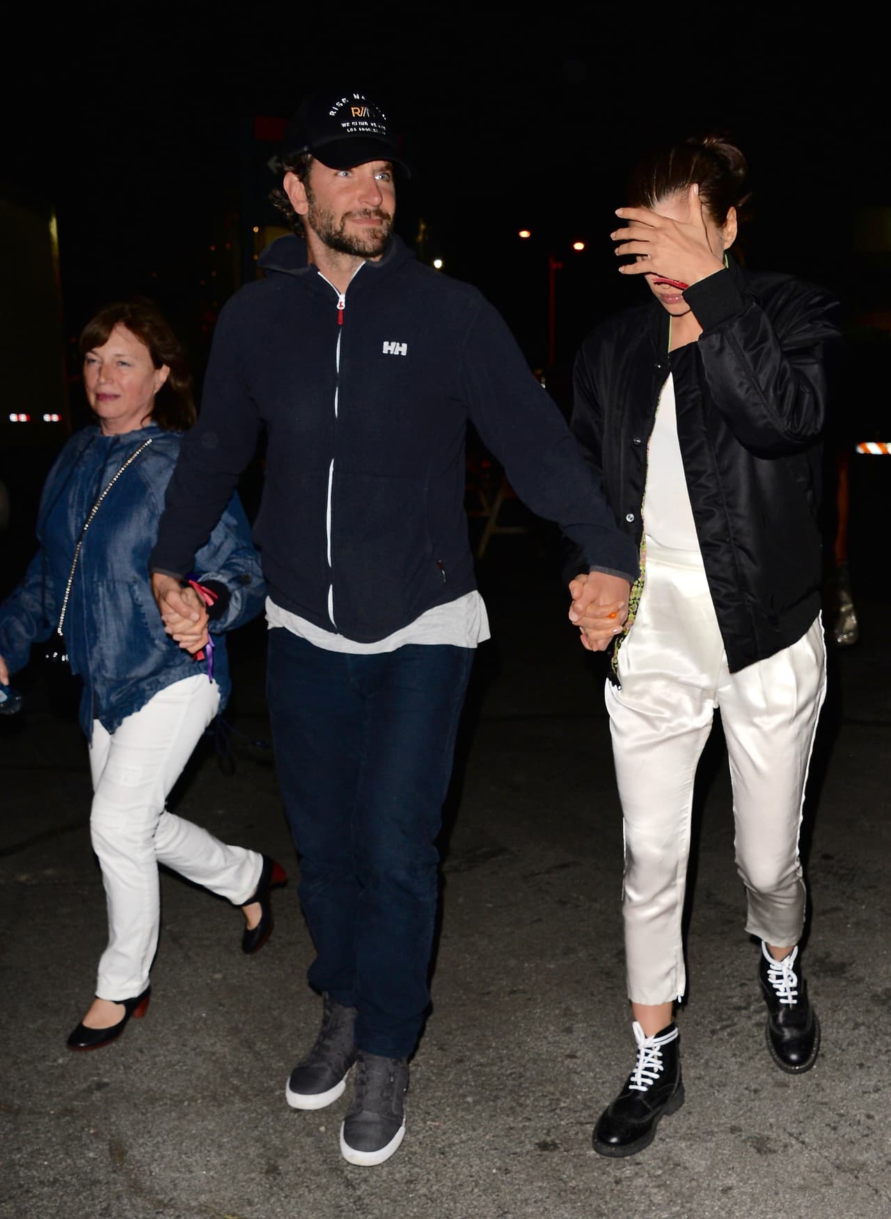 Los acompañaba la mamá de la modelo.