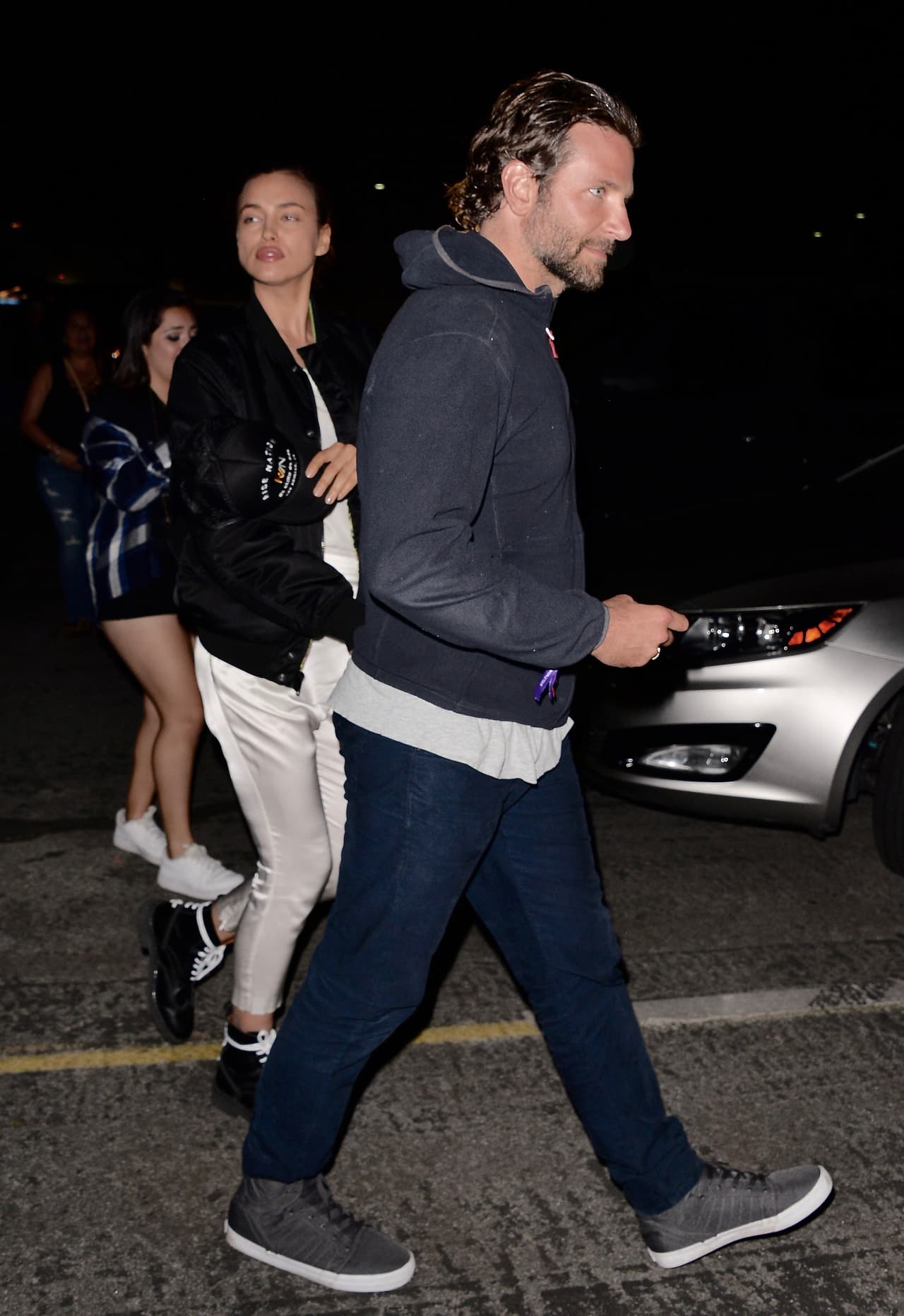 La parejita iba tomada de la mano.