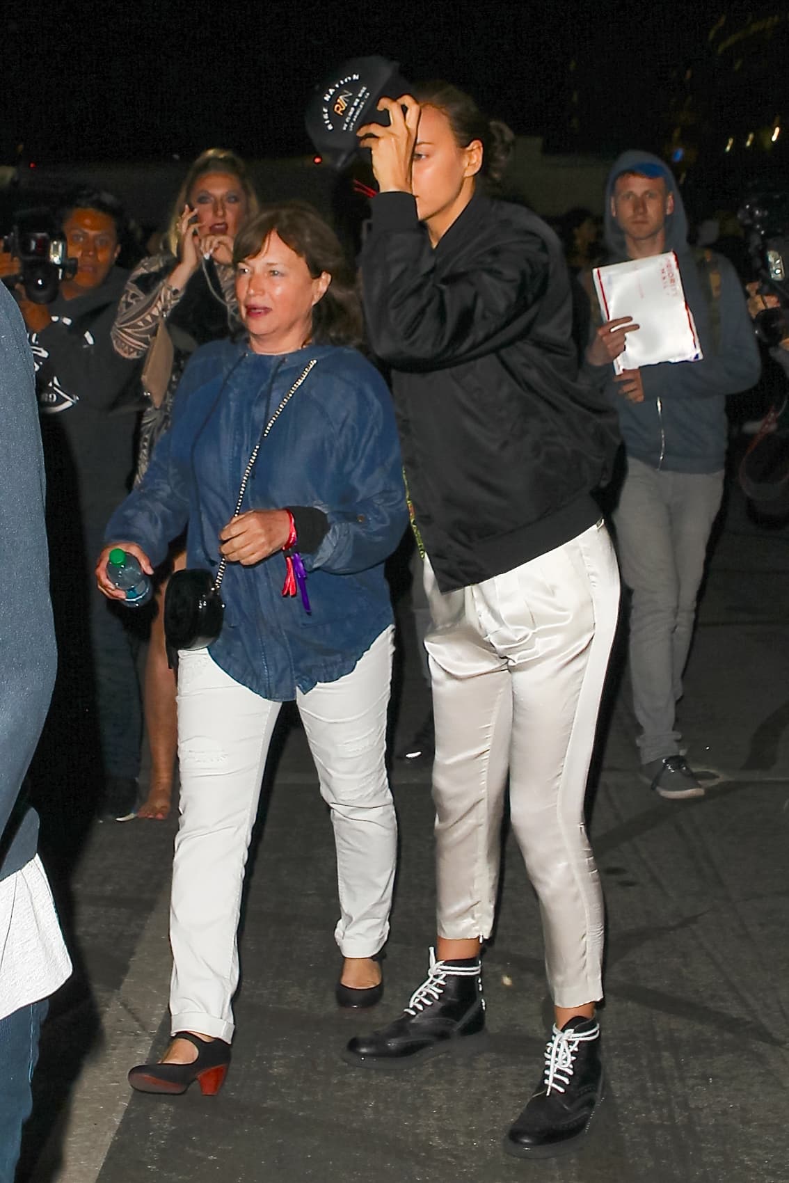 La señora Olga Shaykhlislamova lucía perturbada por tantas cámaras.