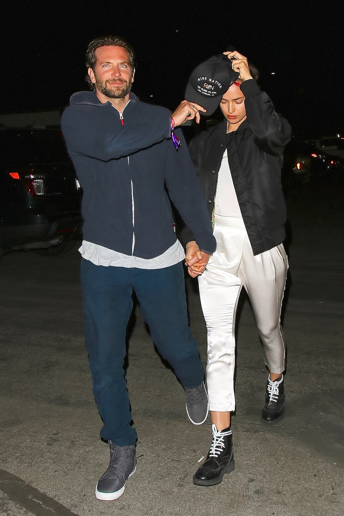 Irina aceptó la gorra de su galán.