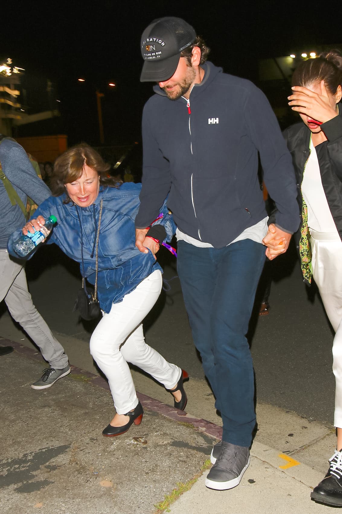 Oops! La mami de Irina casi termina en el piso.