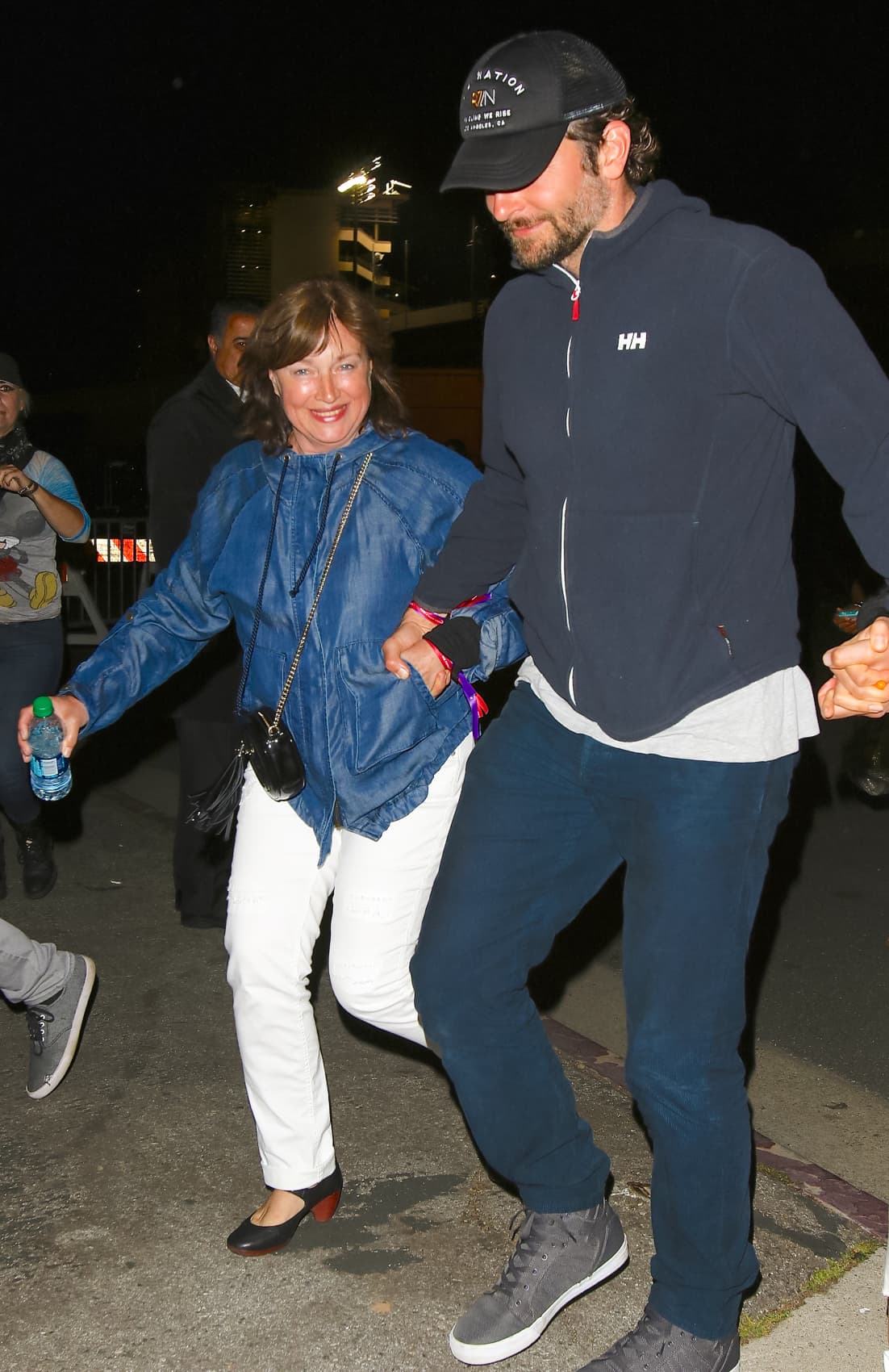 Tomó de la manita a su suegra para huir de los paparazzi.