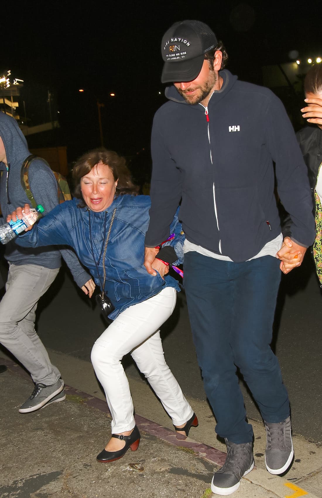 La señora Olga no vio el escalón y estuvo a punto de caer.