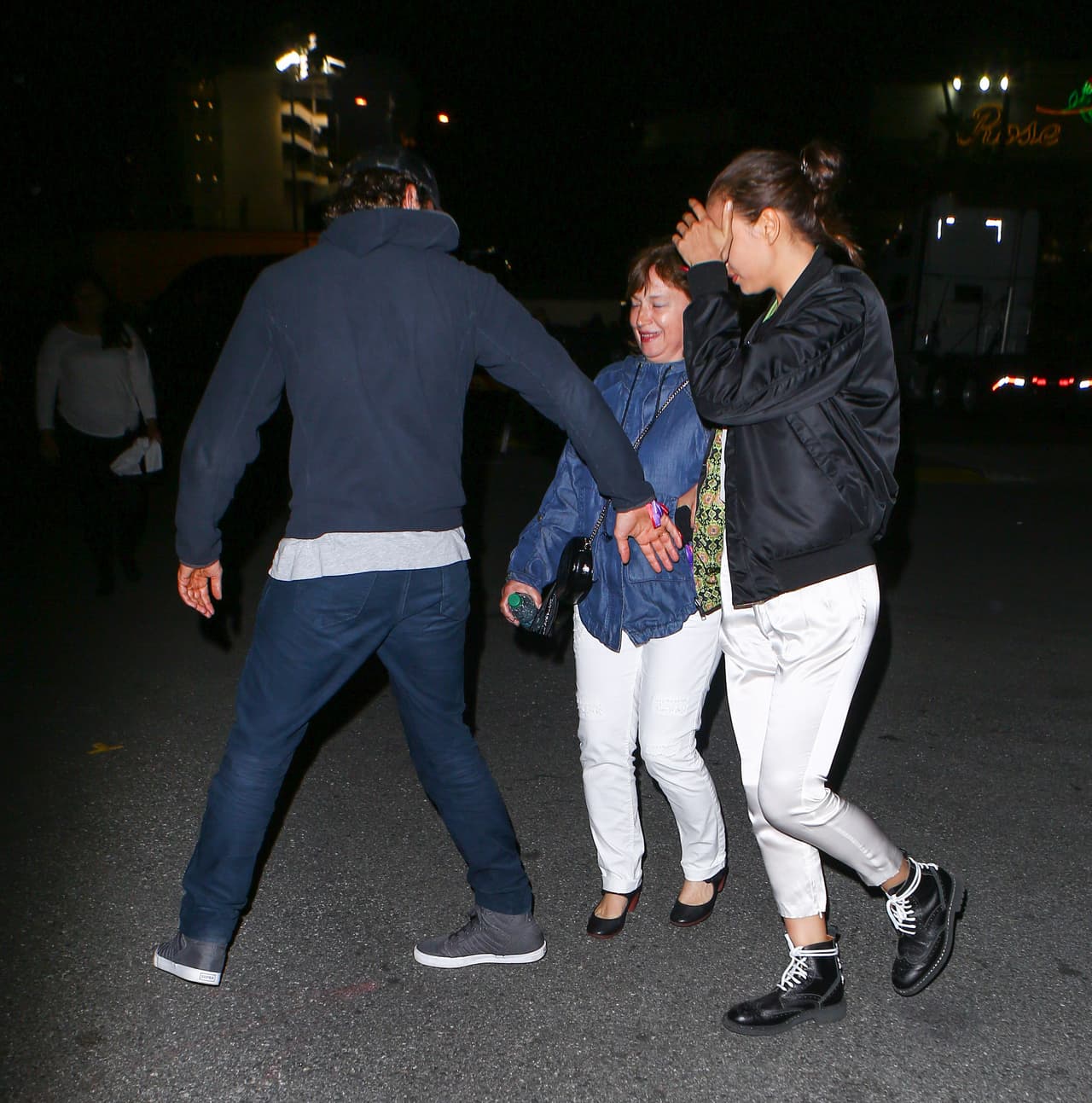 Pero la parejita no estaba sola.