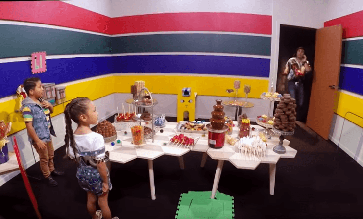 Sarilú y Albertanito comieron dulces a diestra y siniestra. Después de que también guardaron algunos en los bolsos de su ropa, fueron sorprendidos por Albertano.