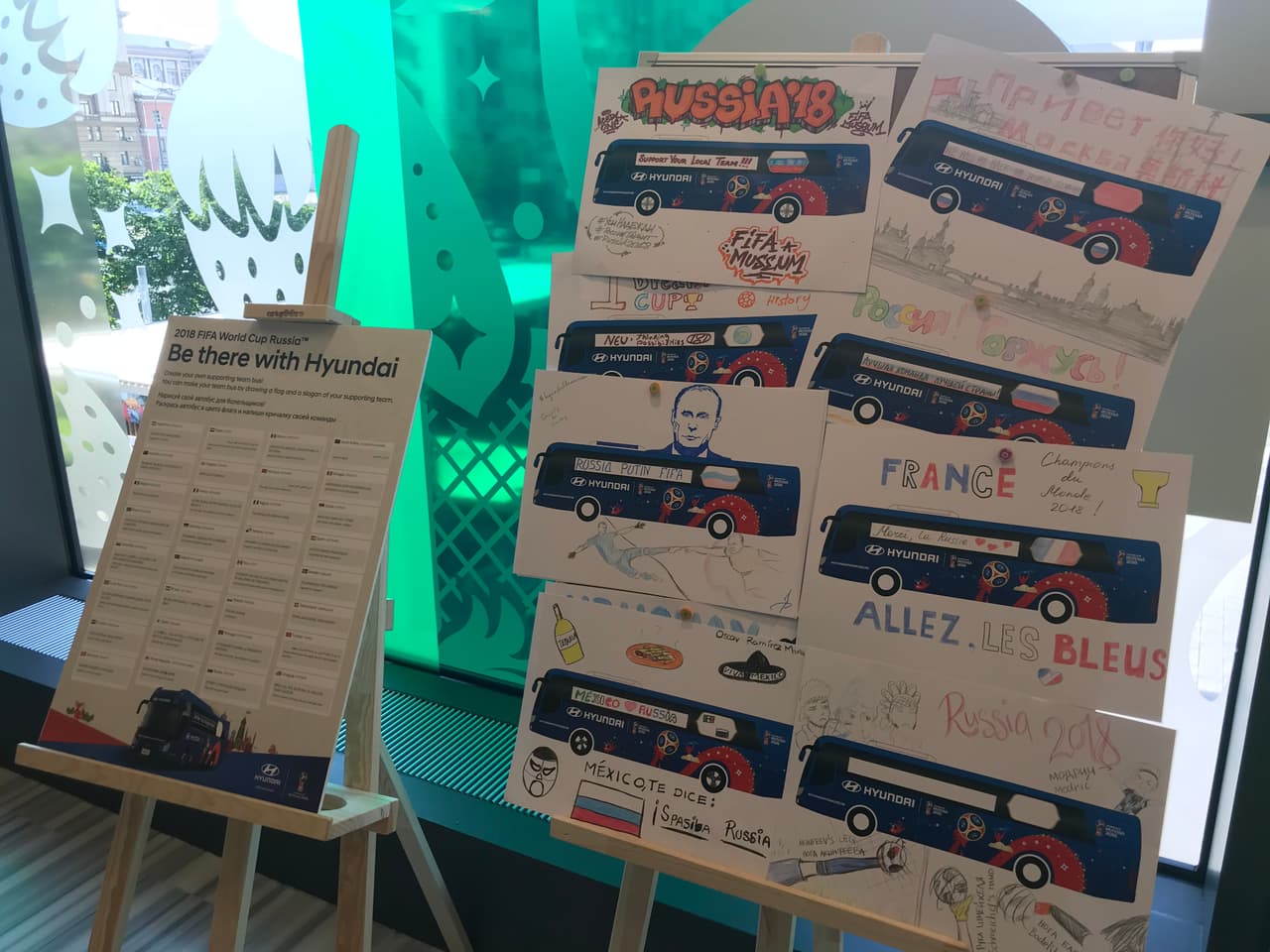 Los niños también participan haciendo dibujos y recordando los lemas que tenían los autobuses de las diferentes selecciones.