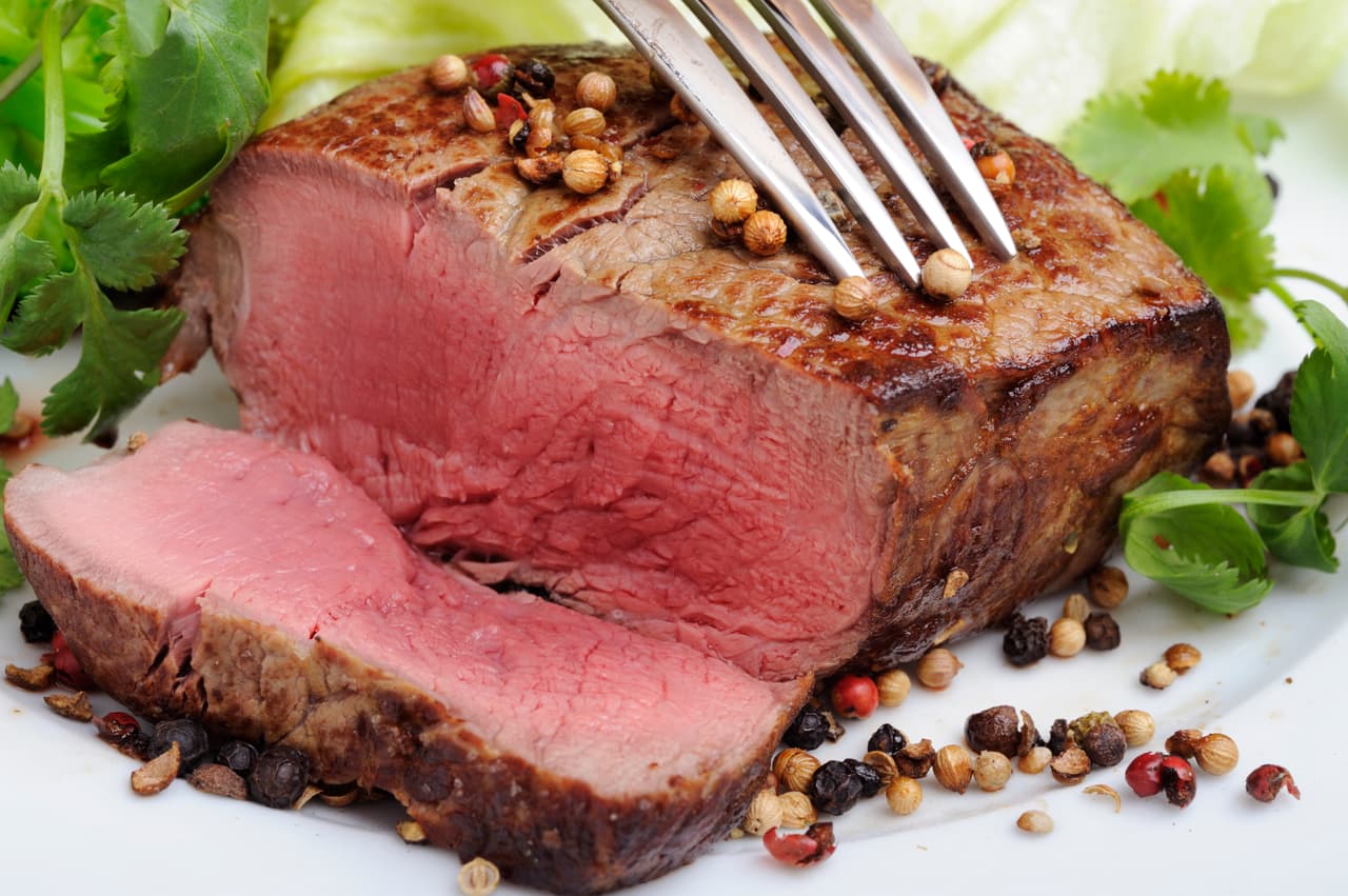 Para ocuparla en estos platillos, debes cortarla en trozos y cocerla en una olla, agregando después del agua una cebolla, sal, ajo y si te gusta la pimienta, un poco de esta también. Si tu olla es normal, la cocción tardará poco más de 40 minutos, pero su cuentas con una express, el tiempo reducirá a 15 minutos.