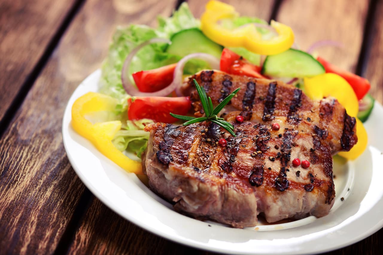 Para cocinarlos se deben marinar primero. La mejor opción es hacerlo simplemente con sal y pimienta, pues sus jugos soltarán un muy buen sabor por su propia cuenta.