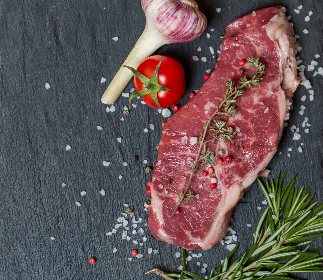 Sirloin: Es parte del lomo y de la pierna. Se corta en pequeñas porciones y es ideal asado al carbón o a la plancha. Una excelente opción para marinarlo y que le dará un excelente toque son las especias italianas, además de pimienta y sal, no te olvides de dejarlo reposar el tiempo necesario.