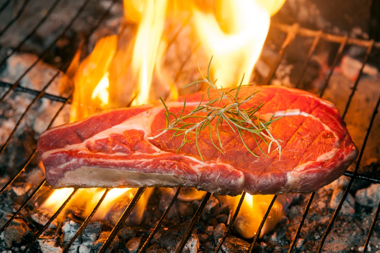 Por tal razón los filetes de Rib Eye pueden ser sazonados justo antes de llevarlos a cocción. La flama que utilices debe ser alta y potente, si lo haces en un sartén, asegúrate de que este ya este muy caliente. Cocínalos tres minutos de cada lado.