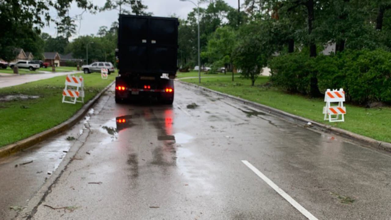 Para las labores de limpieza en el Precinto 2 del Condado Harris, se colocaron señales de tráfico para advertir a los conductores y que busquen rutas alternas.