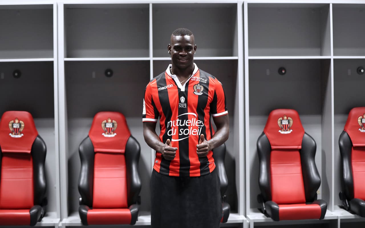 El italiano Mario Balotelli ha respondido con agresividad a los periodistas y en su última intervención sobre este tema les advirtió que tenían que dejar las falsas especulaciones. Antes incluso cuestionó a un periodista al decirle "¿quiér eres tú? ¿qué sabe de fútbol?".