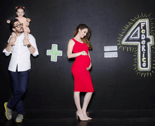 Andrea está casada con Pedro Ortiz de Pinedo, productor de televisión y teatro, hijo de Jorge Ortíz de Pinedo. Aquí dando la noticia de su segundo embarazo.