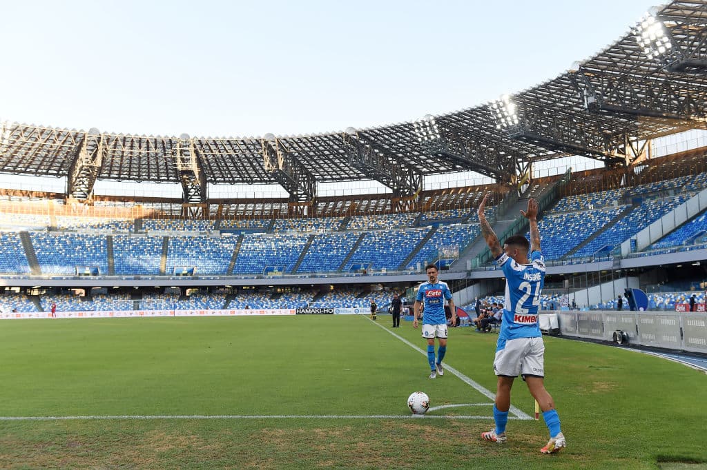 Tremenda postal del San Paolo vacío mientras Lorenzo Insigne se prepara para cobrar de esquina.