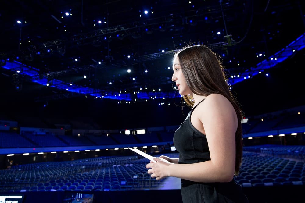 Dando los últimos detalles antes de la llegada de los candidatos demócratas.