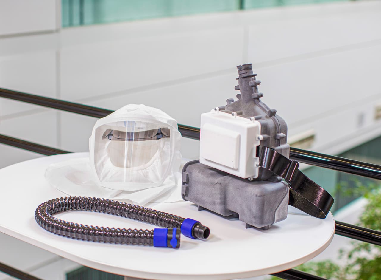 Producción de respiradores con un diseño totalmente nuevo a cargo de Ford. Este dispositivo ayuda a proteger a los profesionales de la salud que están en contacto directo con personas contagiadas.