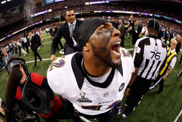 La gran fiesta deportiva del año en Estados Unidos, el Super Bowl de la Liga Nacional de Fútbol Americano (NFL), en su cuadragésima séptima edición, ya forma parte de la historia con los Ravens de Baltimore como nuevos campeones al vencer por 34-31 a los 49ers de San Francisco. Los pronósticos se cumplieron, los Ravens llegaron al Mercedes-Benz Super Dome de Nueva Orleans con el mejor mariscal de campo del momento, Joe Flacco, y la mejor defensa de la NFL, ambos factores se hicieron presentes en los momentos decisivos que hicieron posible el triunfo y el conseguir el segundo trofeo Vince Lombardi en la historia de la franquicia de Baltimore. Flacco, de 28 años, fue el líder perfecto en la primera parte al conseguir tres pases de anotación, que lo dejaron como el sexto mariscal que lo consigue en la historia del Super Bowl y una ventaja parcial de 21-6 al descanso que sería decisiva. El safety Ed Reed, nativo de New Orleans, empataría la mejor marca de la fase final de la NFL con nueve robos aéreos, mientras que Kaepernick quedaría con la mancha de la interceptación que sufrió. Antes que se diese el ya histórico apagón, el primero en un Super Bowl, el receptor abierto Jacoby Jones también quiso entrar en los libros de las marcas al conseguir nada más comenzar el tercer periodo al regresar 108 yardas de "touchdown" una devolución de balón, la mejor de todos los tiempos. Kaepernick y los 49ers vivieron los momentos estelares del partido al conseguir 23 puntos en menos de 13 minutos, 17 fueron consecutivos. Lewis, no brilló como en el primer Super Bowl del 2001 cuando ganó el premio de Jugador Más Valioso (MVP), que esta vez le fue con todos los honores a Flacco, al completar 22 de 33 pases para 287 yardas, sin interceptaciones, pero hizo seis derribos y cuatro fueron "placajes" solitarios. Suficientes para que los Ravens lograsen el segundo trofeo Vince Lombardi en su historia y Lewis pudiese cerrar con broche de oro su legado de 17 temporadas brillantes dentro de la competición de la NFL. Mientras que la revelación de la temporada Kaepernick confirmó que es un mariscal muy especial, lleno de energía, que corre como nadie, que tiene un dinamismo único, pero que todavía no pudo emular a los legendarios Montana y Young, que lo precedieron al frente de los 49ers en los cinco Super Bowls que disputaron y que consiguieron ganar. Los jugadores de los 49er, encabezados por el corredor Frank Gore insistieron que su equipo fue mejor como conjunto que los Ravens se aprovecharon de acciones aisladas. Pero el marcador final estableció que los ganadores fueron los Ravens, por eso dos hermanos, John y Jim Harbaugh, los primeros en la historia de la NFL que dirigieron a los equipos que disputaron un título de Super Bowl, al concluir el partido fueron al encuentro y se dieron un gran abrazo.