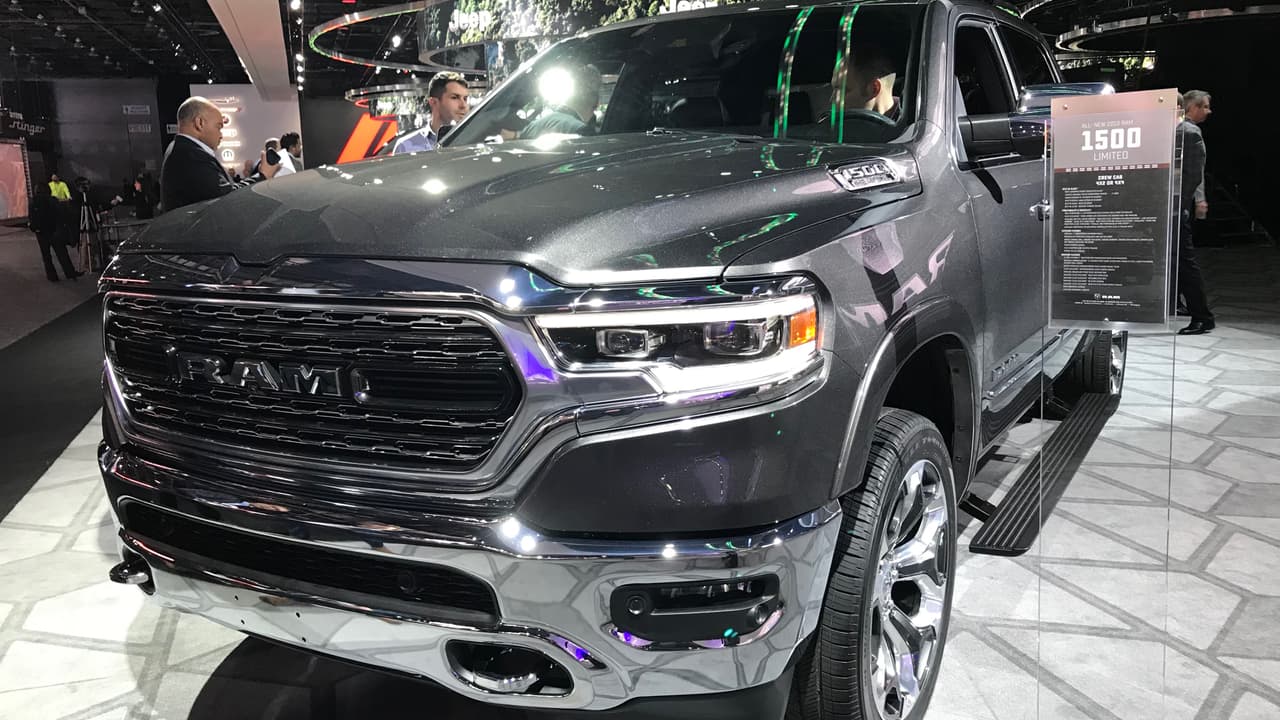 <h3 class="cms-h3-H3">Pickups, pickups y más pickups.</h3>
<br>
<br>La 
<b><a href="https://www.univision.com/noticias/auto-show-de-detroit/la-nueva-ram-2019-llega-al-auto-show-de-detroit-2018-recordandonos-que-las-vias-de-eeuu-pertenecen-a-las-camionetas-pickup" target="_blank">Ram 1500</a></b>, la pickup que superó en ventas a la Chevrolet Silverado por tres meses durante 2017, debutó su cuarta generación con un diseño mu hermoso y elegante que dio al traste con el look 'power wagon', con guardafangos marcadamente individualizados, una clave visual de la Ram desde 1993.