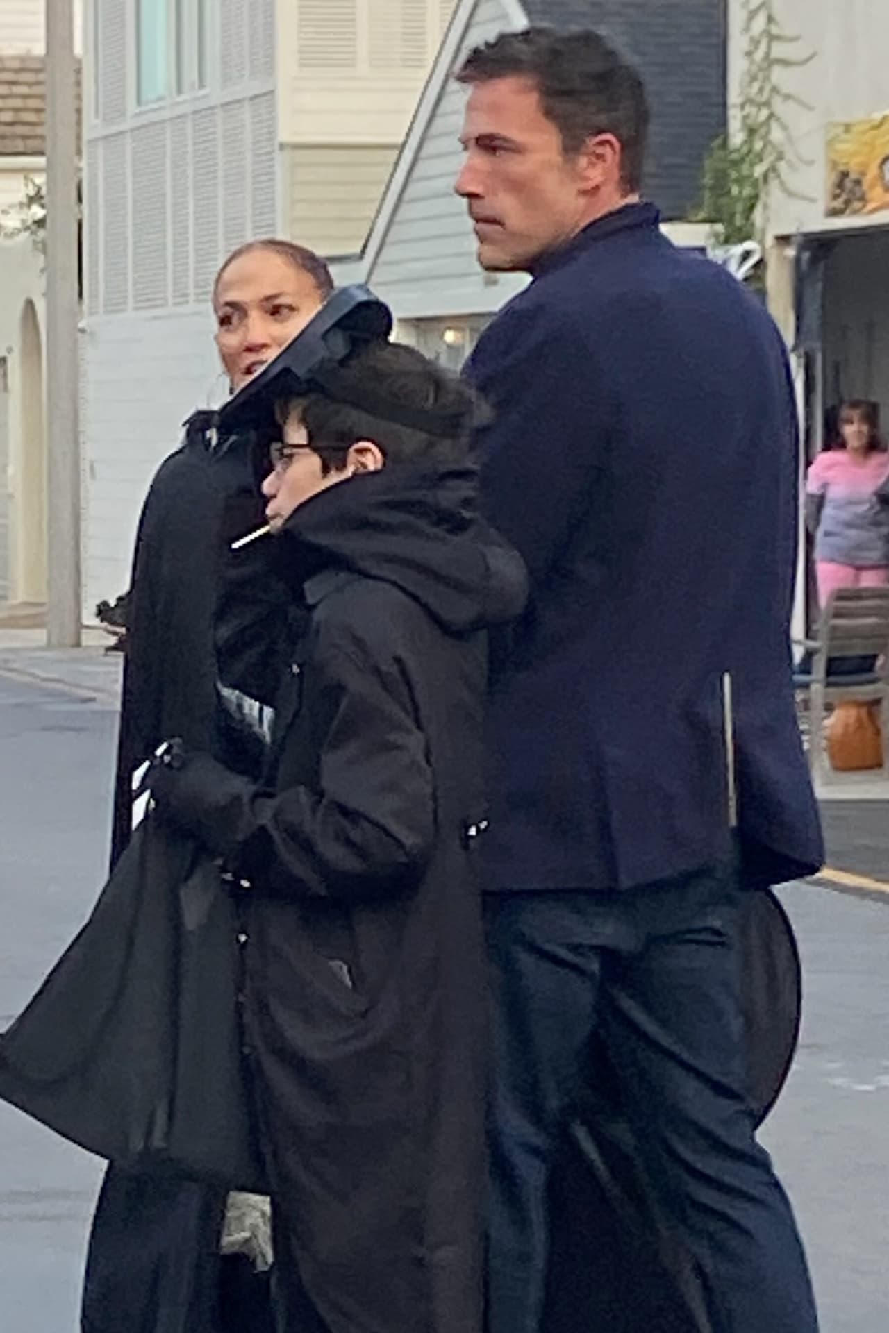 "
<b><a href="https://www.univision.com/famosos/jlo-ben-affleck-juntos-5-hijos-primera-vez-fotos" target="_blank">Los niños son amigos</a></b> y querían ir a pedir dulces juntos. Tenía sentido que todos fueran juntos".
<br>