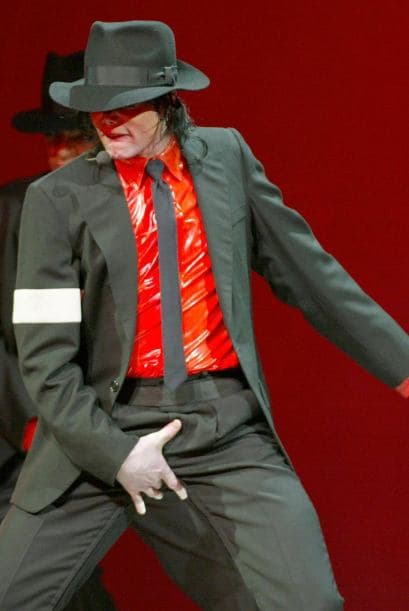 Su muerte no ha sido impedimento para que estas estrellas o famosos mundiales sigan engrosando sus bolsillos. Su fama y trabajo ha trascendido décadas y generaciones que continúan disfrutando de ellos como si estuvieran vivos. Aquí te presentamos el Top 10 de los artistas y personajes famosos fallecidos que ganaron más dinero en los últimos doce meses (octubre de 2010 y octubre de 2011), según una lista de la revista Forbes.