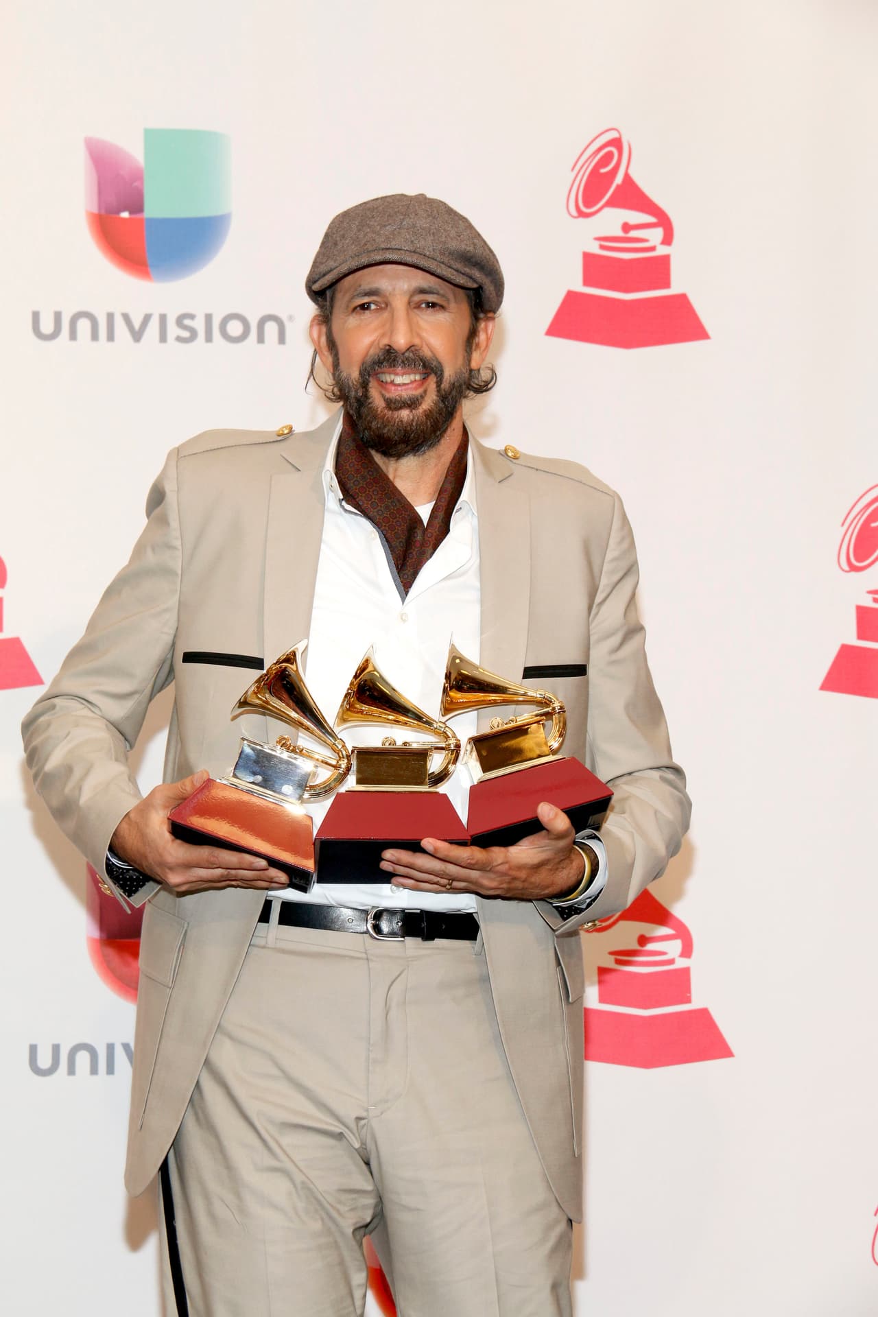 Nuestro querido Juan Luis Guerra se llevó premio a "MEJOR ALBUM TROPICAL CONTEMPORANEO" y "ALBUM DEL AÑO" con “Todo tiene su hora” y "MEJOR CANCIÓN TROPICAL" con “Tus besos”.