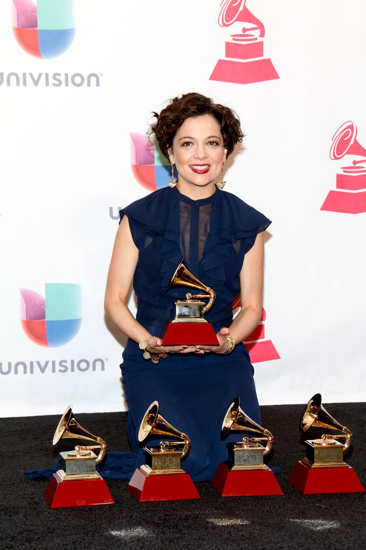 Natalia Lafourcade ganó premios por: Grabación del año, Canción del año, Álbum de Música Alternativa, Canción Alternativa y Mejor Ingeniería de Grabación para Álbum con "Hasta La Raíz".