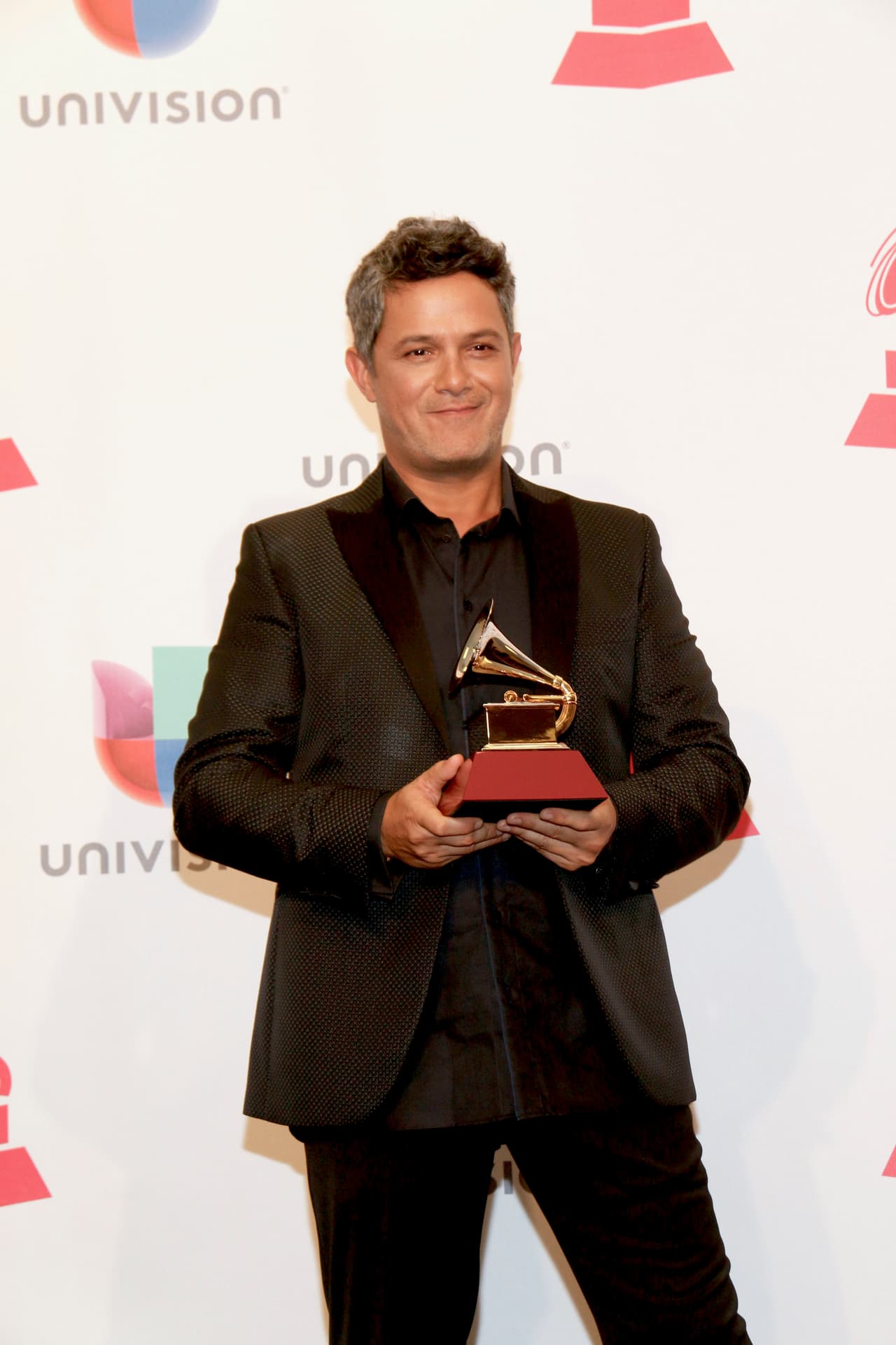 Nuestro querido Alejandro Sanz se llevó el premio a "MEJOR ALBUM VOCAL POP CONTEMPORANEO" con “Sirope”.