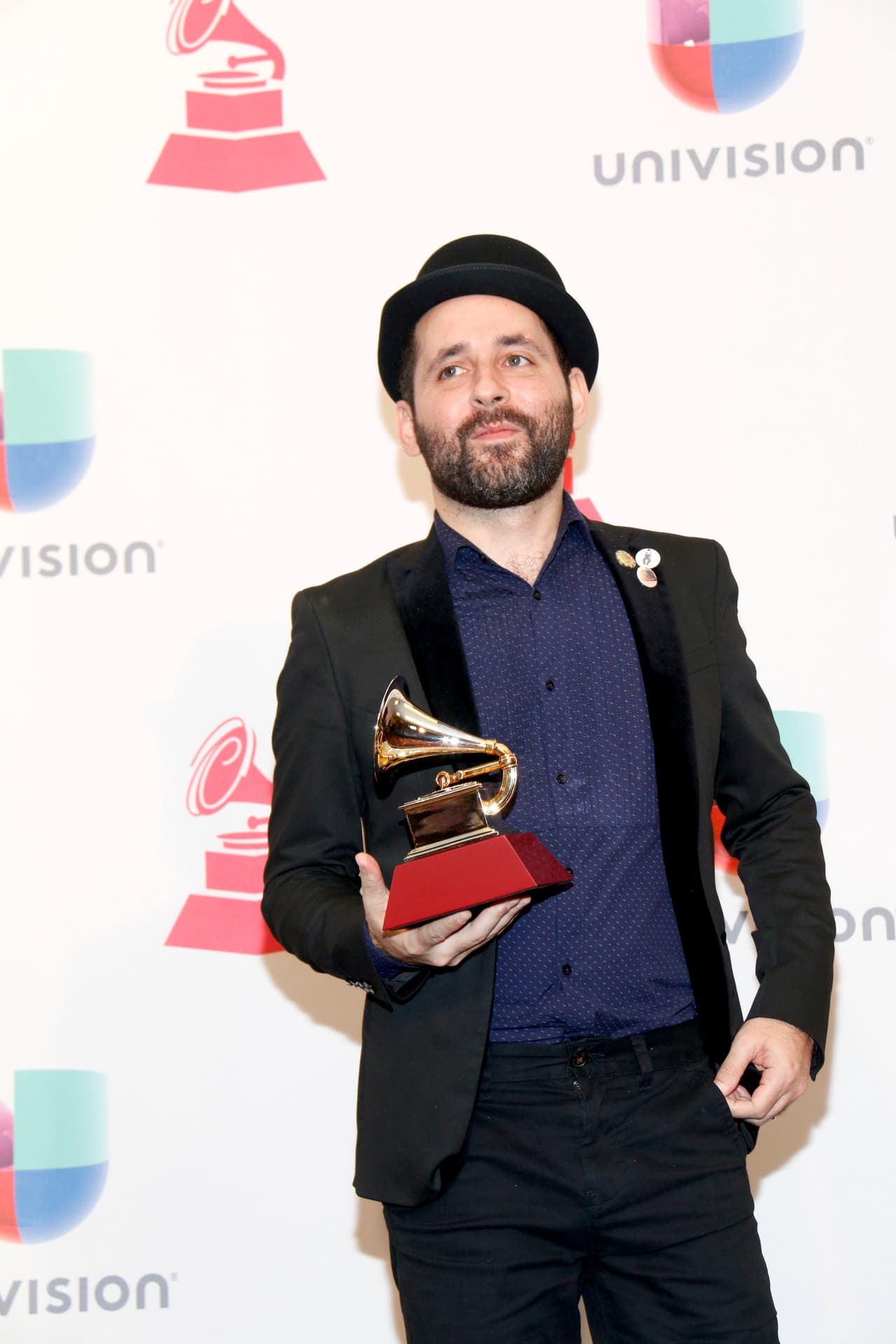 Calle 13 recibió el galardón por "VIDEO MUSICAL VERSION CORTA" con “Ojos color sol”.