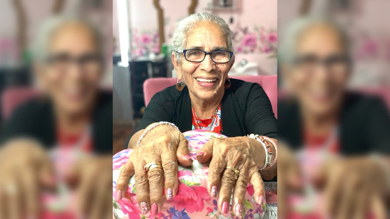 María Marcos en sus 84 años, pero celebrando como si tuviera 15. Y aunque ha sido marcada por la tragedia, no pierde la sonrisa.