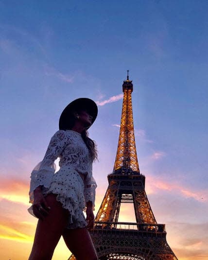 Pero la actriz dio otra señal que pudo indicar que su amor había terminado. Mientras estaba en París, 
<a href="https://www.univision.com/famosos/geraldine-bazan-dice-en-francia-que-le-hace-falta-un-principe-y-a-solo-43-millas-tiene-a-santiago-ramundo-video" target="_blank">pedía un príncipe para bailar</a> teniendo a Santiago a tan solo unas millas de ella.