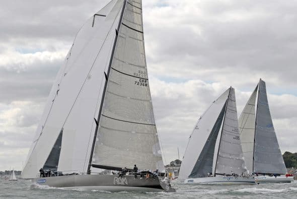 5. NAVEGACI"N EN BOTES DE VELA- El alcohol, las malas condiciones climáticas o un error del capitán, son las principales razones que han causado la muerte de más de 736 personas sólo en 2009, posicionando a esta actividad como una de las más odiadas por los seguros.