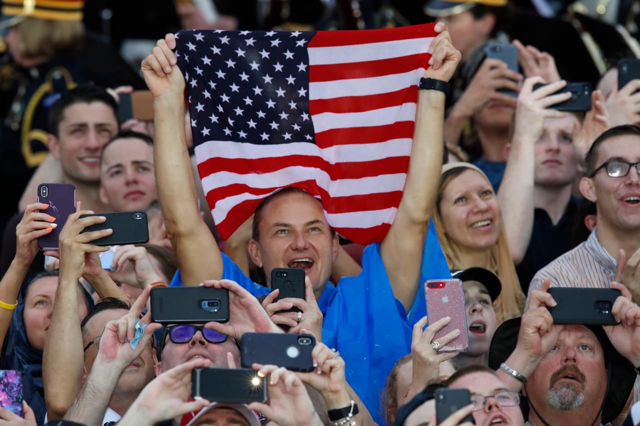 <b><a href="https://www.univision.com/noticias/politica/los-dos-4-de-julio-trump-distancia-a-los-estadounidenses-al-politizar-la-celebracion-del-dia-de-la-independencia">Y así como hubo detractores, también hubo una audiencia que celebró las palabras de Trump</a></b>, sobre todo cuando recordó su propuesta de que las Fuerzas Armadas de Estados Unidos tengan una sexta rama: la Espacial.