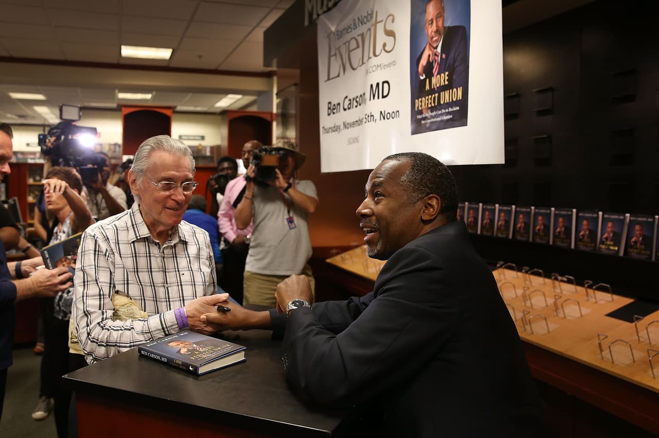 Ben Carson durante la firma de libros en Kendall