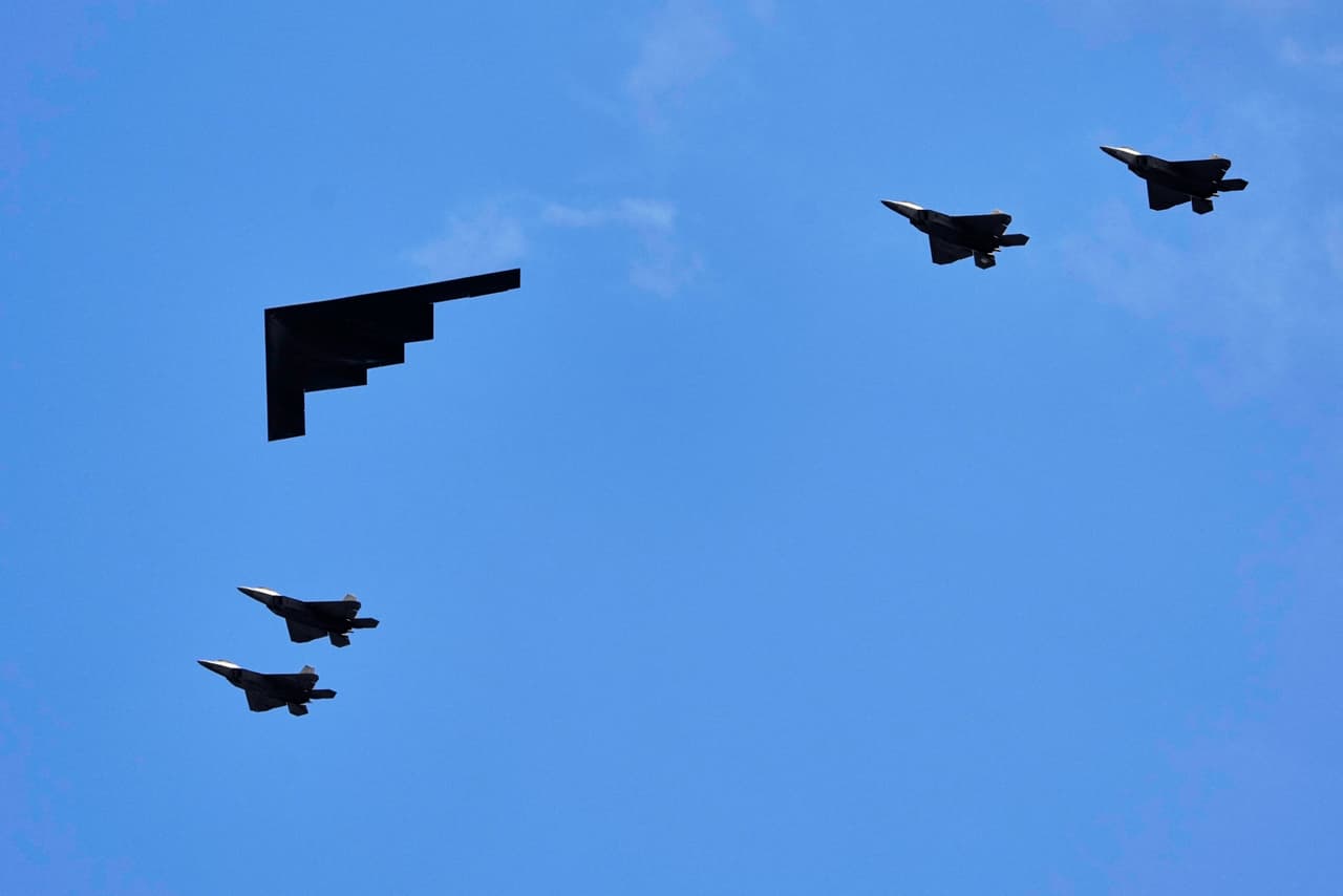Aviones de la Fuerza Aérea de EE. UU. sobrevuelan las cercanías de la Casa Blanca mientras el presidente Donald Trump, la primera dama Melania Trump, el presidente de China, Xi Jinping, y su esposa, Peng Liyuan, observan una revista militar el jueves 24 de septiembre de 2026, en la Casa Blanca, en Washington. (Foto AP/Carolyn Kaster)