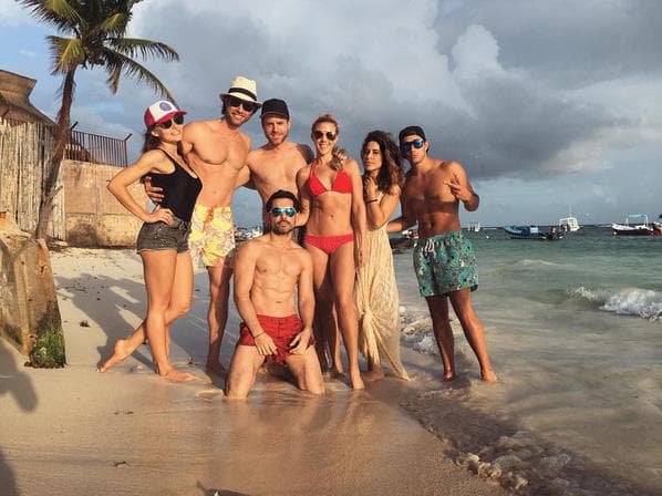 Recibieron el 2016 con sus amigos en la playa.
