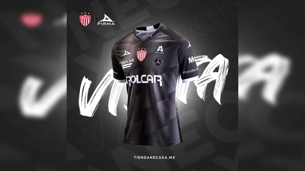 En el jersey de visitante, el Necaxa optó por un elegante tono negro con algunos toques de gris.