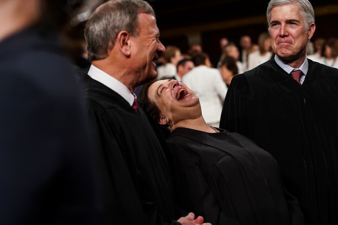 Las carcajadas de la la magistrada Elena Kagan, junto a sus colegas de la Corte Suprema John Roberts y Neil Gorsuch, en el discurso del Estado de la Unión de 2019. Mills asegura que “la sesión de fotos más sorprendente en la que he estado en la Oficina Oval fue cuando el presidente Trump se reunió con Nancy Pelosi y Chuck Schumer". Los medios reportaron aquel encuentro como una calurosa discusión.