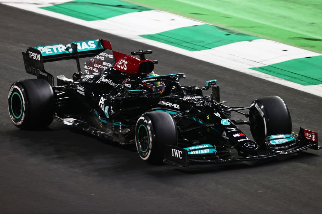 Una carrera demasiado accidentada donde Lewis Hamilton se lleva la victoria en la penúltima carrera del año. Max Verstappen de Red Bull se lleva la segunda posición y Valteri Bottas rebasó a Ocon en los últimos metros, quedando en tercera posición en el Gran Premio de Arabia Saudita; Sergio Pérez quedó fuera de la carrera tras un choque con Leclerc.