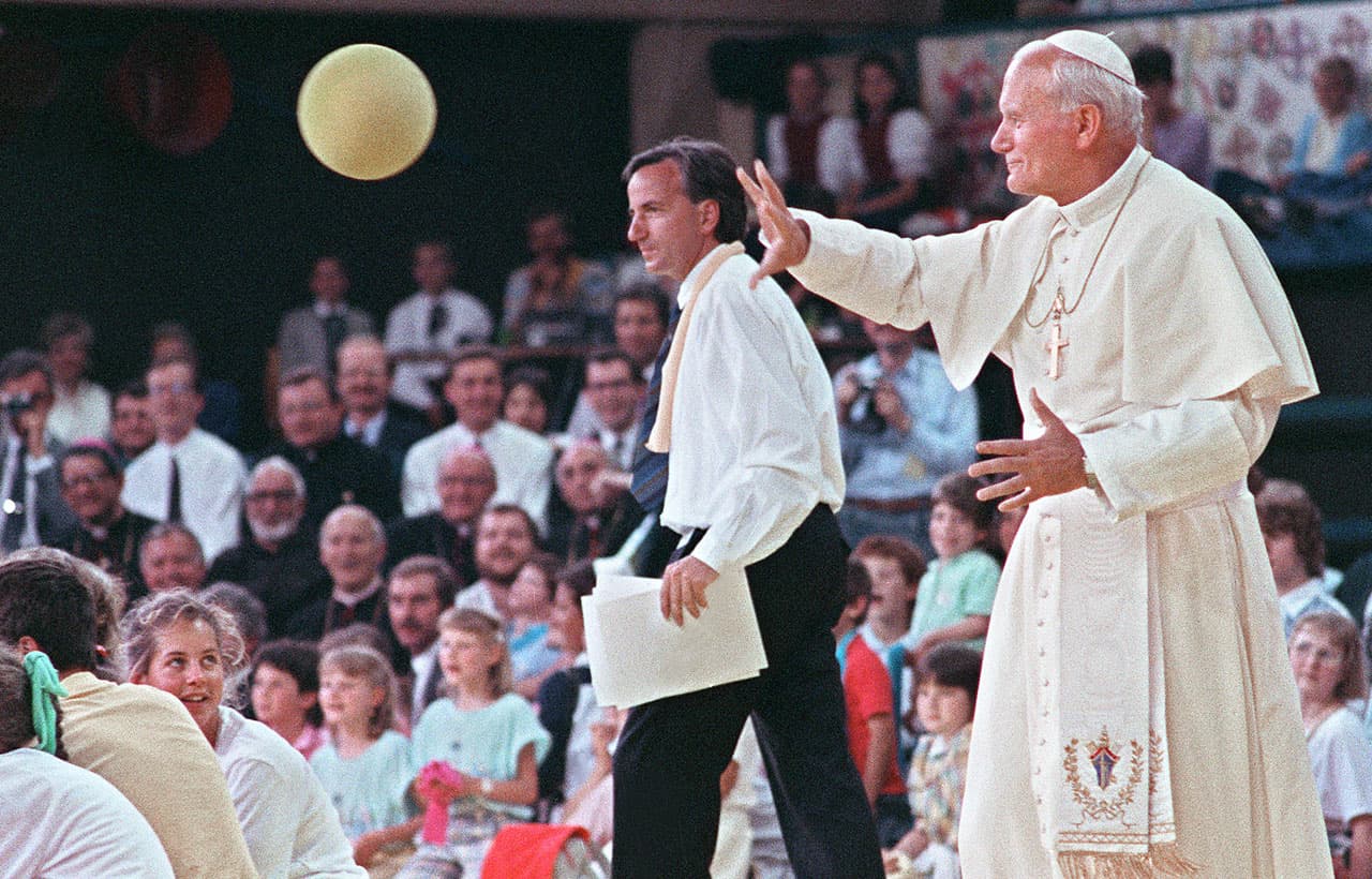 Por eso mismo, se le considera el Santo Patrono de los Porteros. Y el gusto de Juan Pablo II por los deportes siempre fue muy notorio, siendo partícipe de numerosos eventos internacionales.