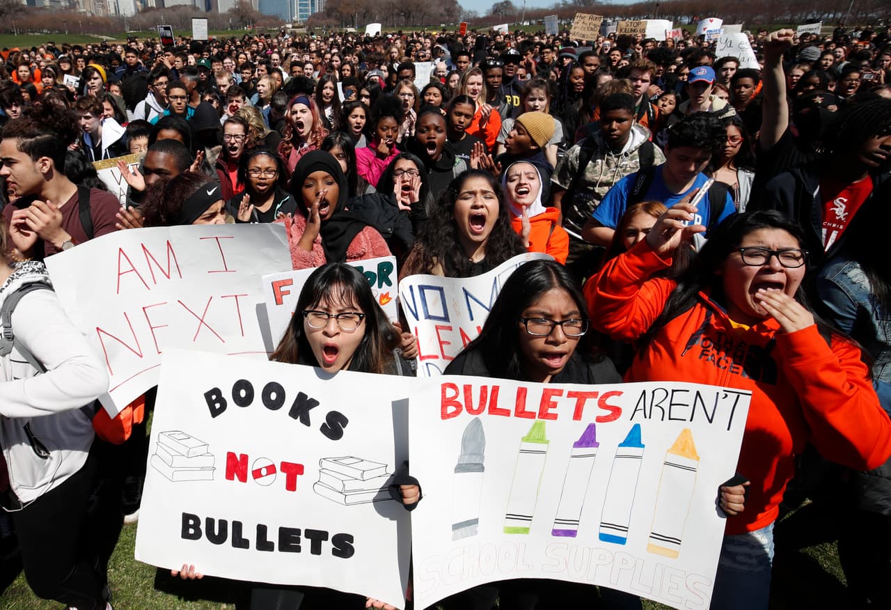 Los estudiantes de Chicago formaron parte de la protesta en la que participaron 2,500 escuelas de todo Estados Unidos.