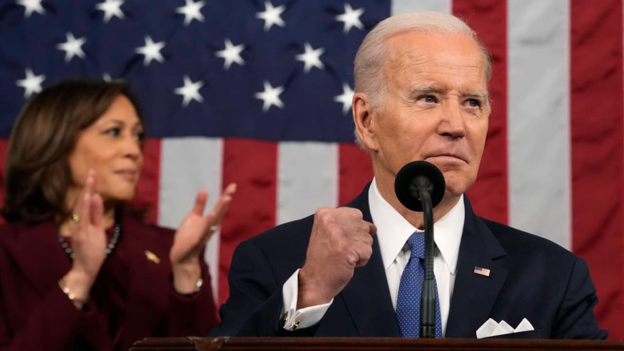 Durante su discurso del Estado de la Unión, el presidente Joe Biden pidió una acción bipartidista del Congreso para solucionar la crisis en la frontera e invitó a que se aprueben algunos puntos de su reforma migratoria. Además, insistió en que haya un camino a la ciudadanía para dreamers, beneficiarios de TPS, trabajadores agrícolas y empleados esenciales. 
<b>Lee aquí más información sobre <a href="https://www.univision.com/noticias/politica/en-vivo-ultimas-noticias-discurso-estado-de-la-union-de-joe-biden-logros-economicos " target="_blank">el segundo discurso del Estado de la Unión del presidente Biden</a></b>.
