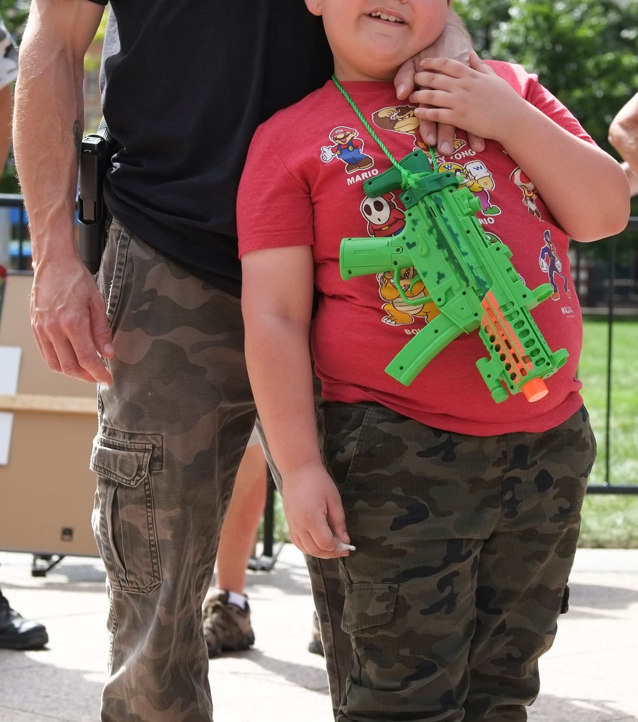 Algunos niños fueron llevados a la manifestación en favor del uso de armas.