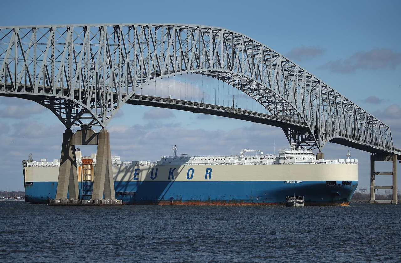 <b>El puente cruzaba el Río Patapsco conectando el puerto interior de Baltimore hasta la bahía de Chesapeake.</b> El puente tiene cuatro carriles de circulación: dos en cada sentido y estaba dividido por una separación entre los sentidos. Es parte clave de la Interestatal 695 y facilita el tránsito de conductores que iban del norte al sur en la ciudad de Baltimore.
<br>
<br>
<b><a href="https://www.univision.com/local/washington-dc-wfdc/derrumbe-puente-baltimore-francis-scott-key-transito">Vea las vías alternas, las zonas cerradas y cómo afecta el tránsito en Baltimore</a></b>
