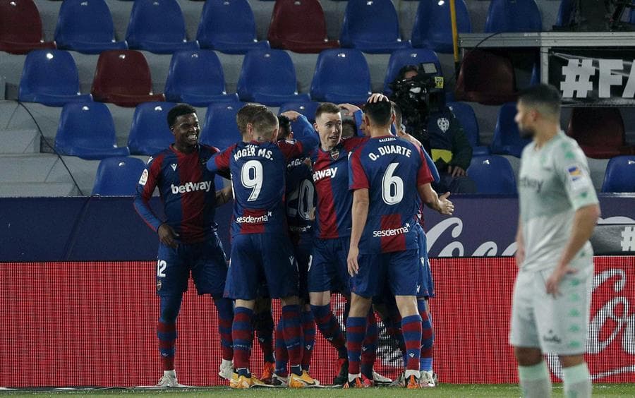 Levante se impone 4-3 ante el Real Betis en un intenso partido, donde los mexicanos Andrés Guardado y Diego Lainez tuvieron minutos en el campo. Los goles por parte de los 'granotas' corrieron a cargo de Oscar Duarte, doblete de Morales Nogales, Roger Martí y Roberto Suárez. Aissa Mandi y Sergio Canales descontaron para el Betis.