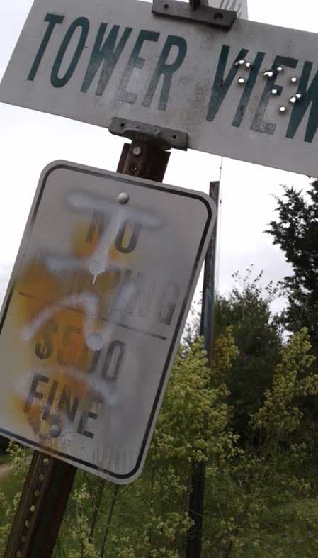 "INS ahora" y una esvástica estuvieron entre los mensajes dejados en esta comunidad.